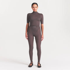 NikeSKIMS WEIGHTLESS LAYERS V-PANEL 28" LEGGING | BOULDER ON A MODEL FRONT VIEW @ | FOCUS: 0.0, 1.0, 0.9