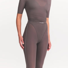 NikeSKIMS WEIGHTLESS LAYERS V-PANEL 28" LEGGING | BOULDER ON A MODEL SIDE VIEW @ | FOCUS: 0.0, 1.0, 0.9