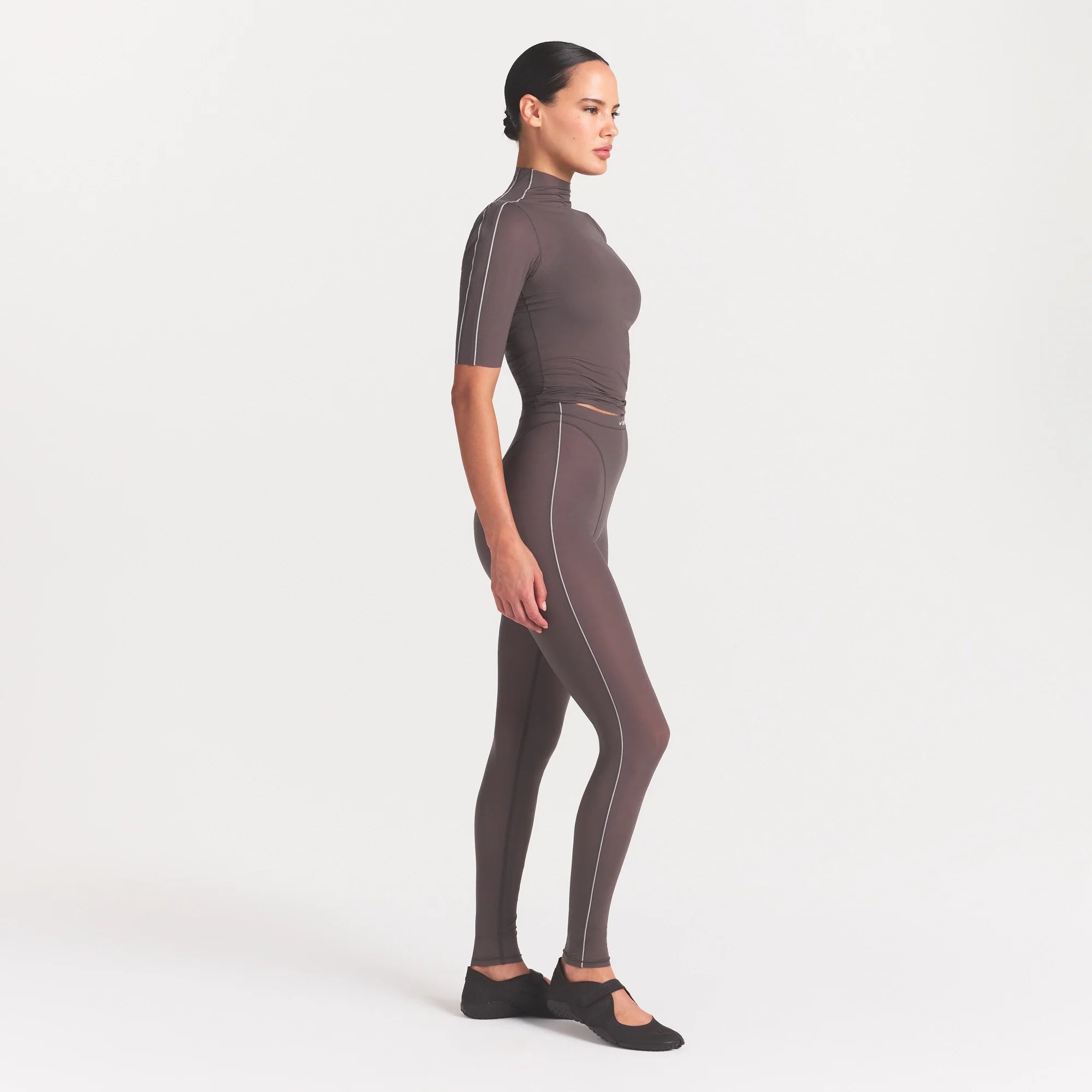 NikeSKIMS WEIGHTLESS LAYERS V-PANEL 28" LEGGING | BOULDER ON A MODEL FRONT VIEW @ | FOCUS: 0.0, 1.0, 0.9