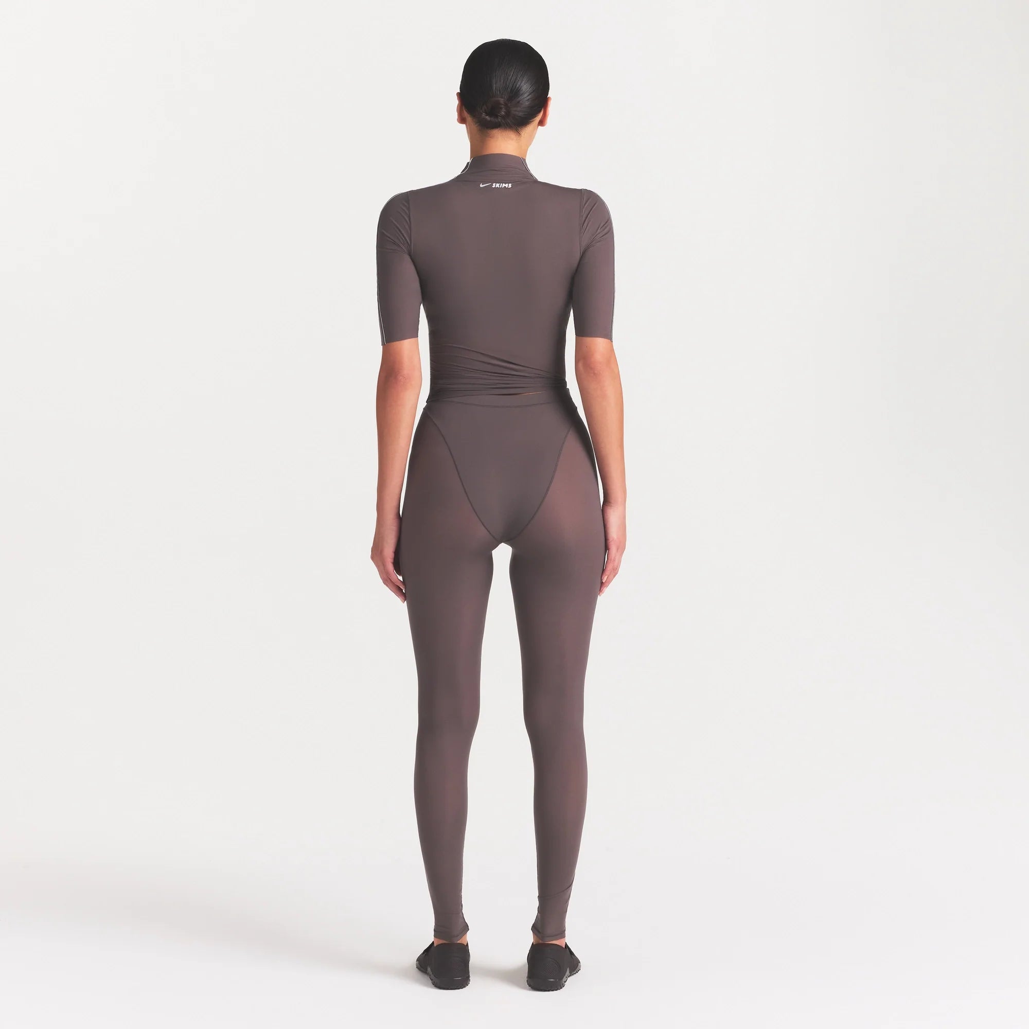 NikeSKIMS WEIGHTLESS LAYERS V-PANEL 28" LEGGING | BOULDER ON A MODEL FRONT VIEW
