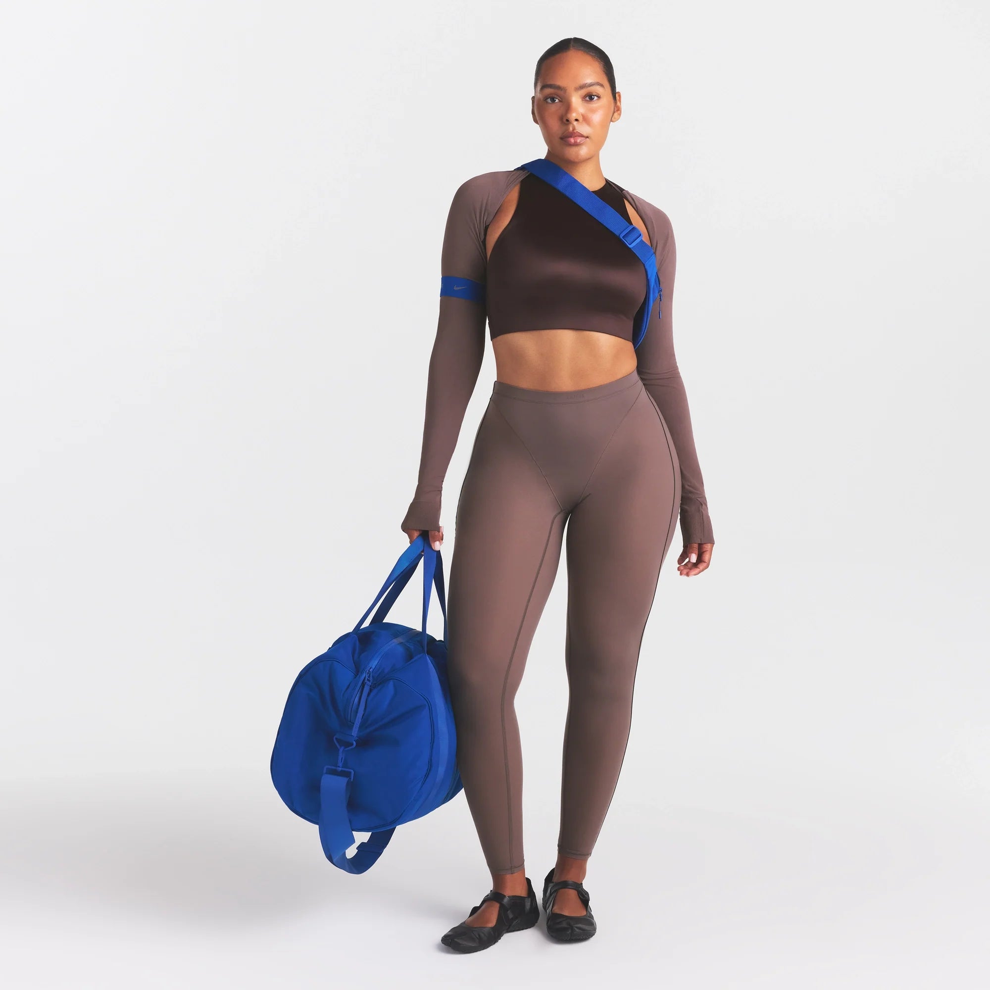 NikeSKIMS WEIGHTLESS LAYERS V-PANEL 28" LEGGING | RESIN ON A MODEL FRONT VIEW