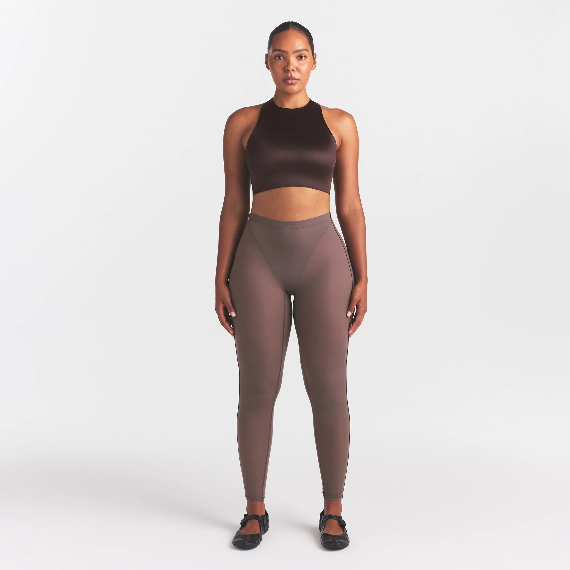 NikeSKIMS WEIGHTLESS LAYERS V-PANEL 28" LEGGING | RESIN ON A MODEL FRONT VIEW