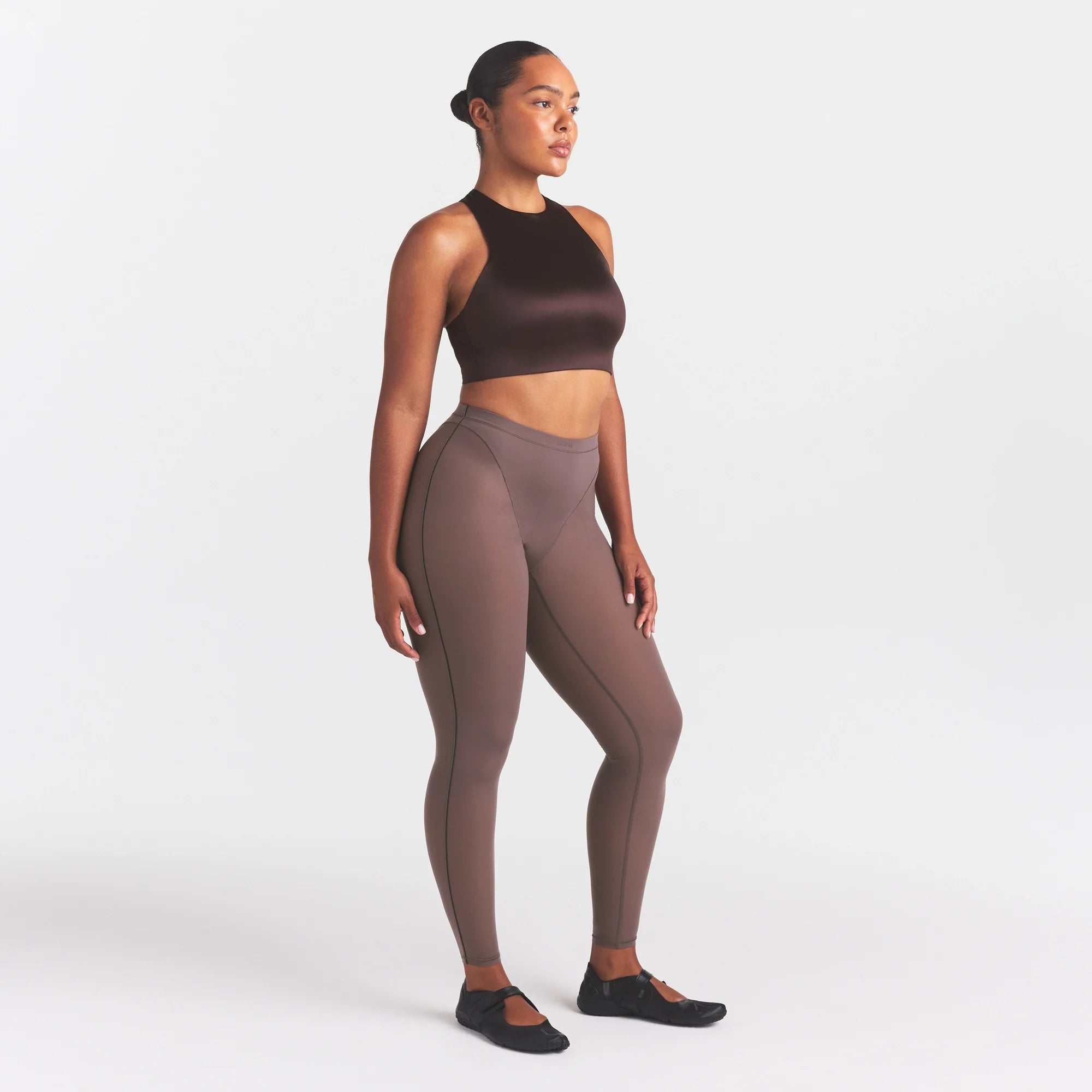 NikeSKIMS WEIGHTLESS LAYERS V-PANEL 28" LEGGING | RESIN ON A MODEL FRONT VIEW