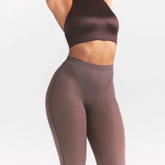 NikeSKIMS WEIGHTLESS LAYERS V-PANEL 28" LEGGING | RESIN ON A MODEL SIDE VIEW