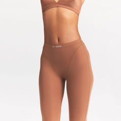 NikeSKIMS WEIGHTLESS LAYERS V-PANEL 28" LEGGING | CAROB BROWN ON A MODEL SIDE VIEW @ | FOCUS: 0.0, 1.0, 0.9