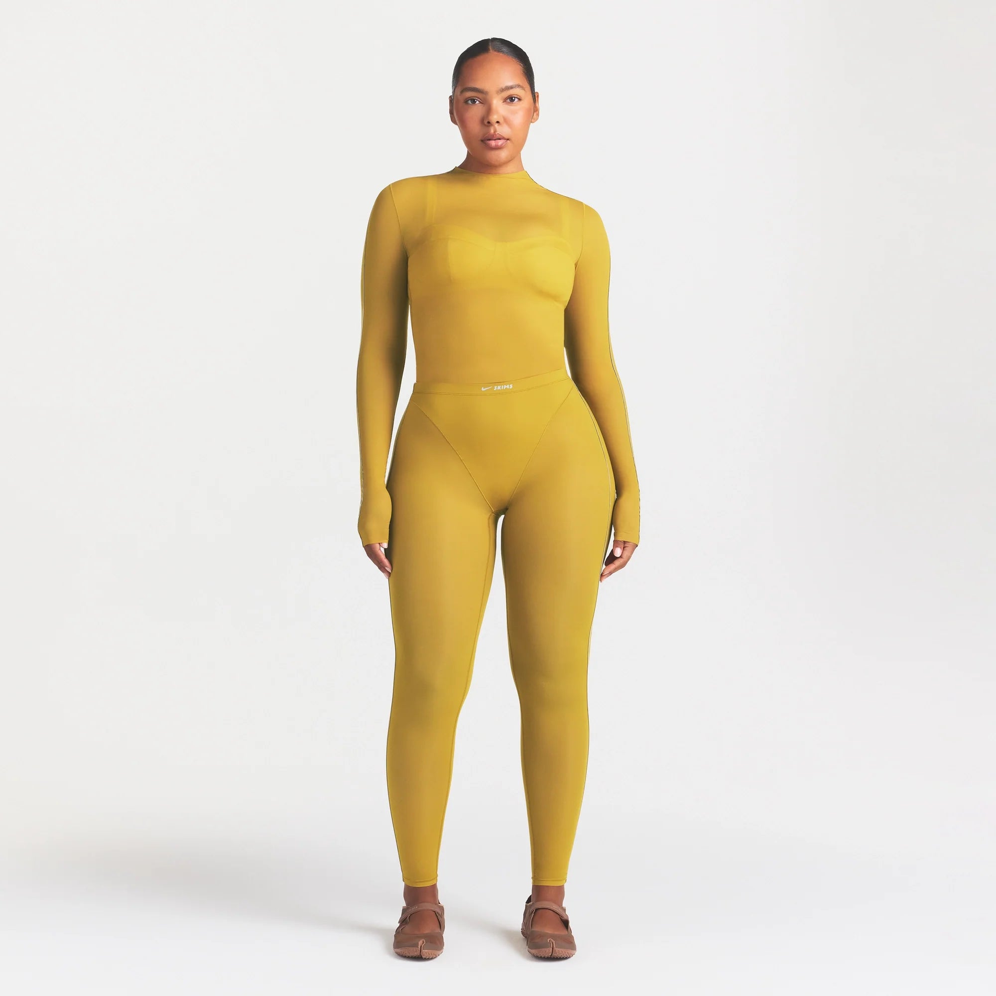 NikeSKIMS WEIGHTLESS LAYERS V-PANEL 28" LEGGING | CITRINE ON A MODEL FRONT VIEW @ | FOCUS: 0.0, 1.0, 0.9