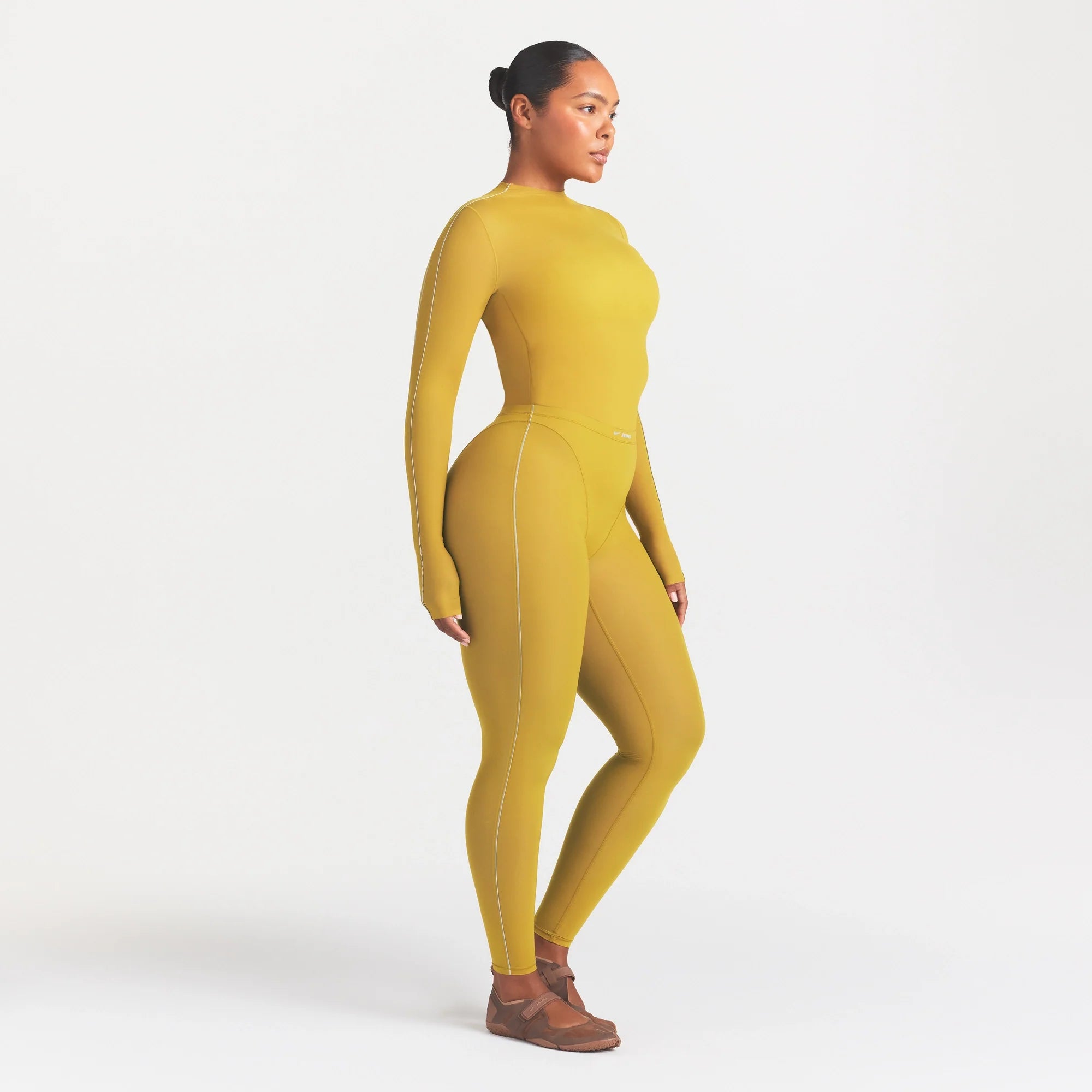 NikeSKIMS WEIGHTLESS LAYERS V-PANEL 28" LEGGING | CITRINE ON A MODEL FRONT VIEW @ | FOCUS: 0.0, 1.0, 0.9