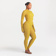 NikeSKIMS WEIGHTLESS LAYERS V-PANEL 28" LEGGING | CITRINE ON A MODEL FRONT VIEW @ | FOCUS: 0.0, 1.0, 0.9