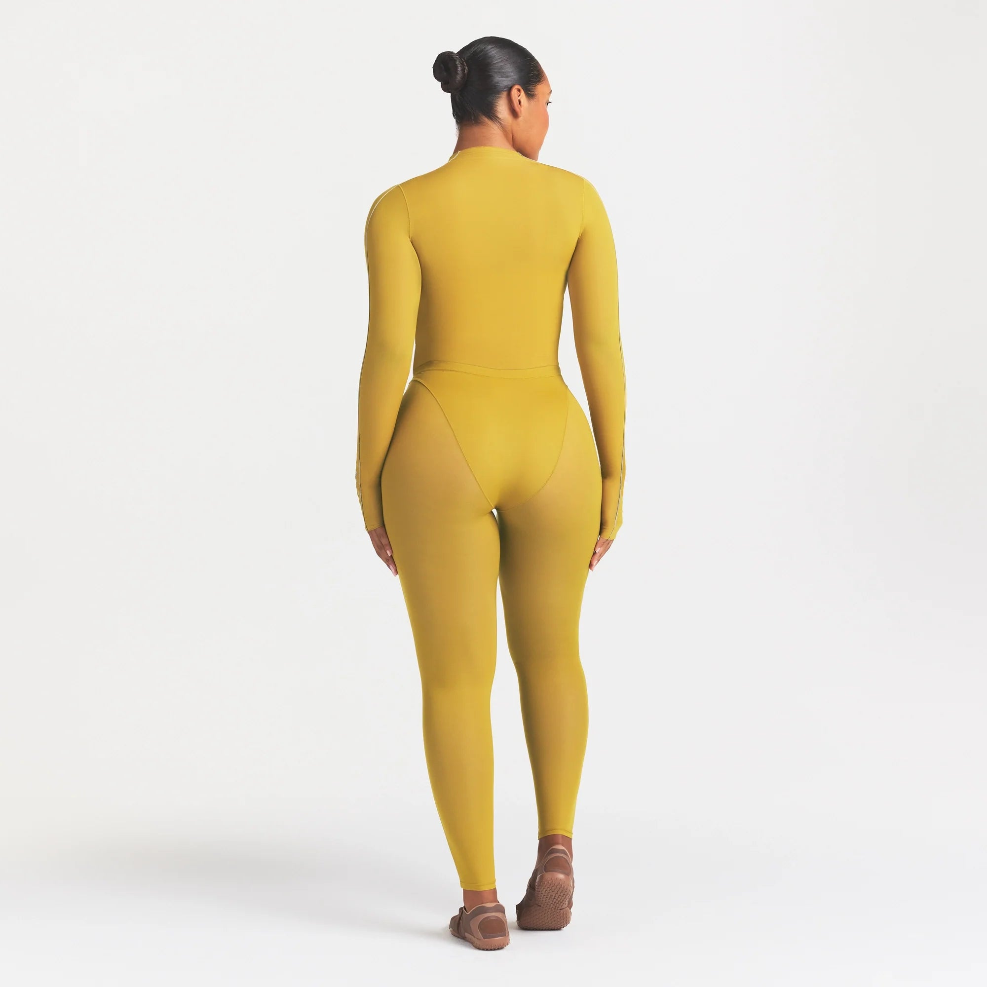 NikeSKIMS WEIGHTLESS LAYERS V-PANEL 28" LEGGING | CITRINE ON A MODEL FRONT VIEW
