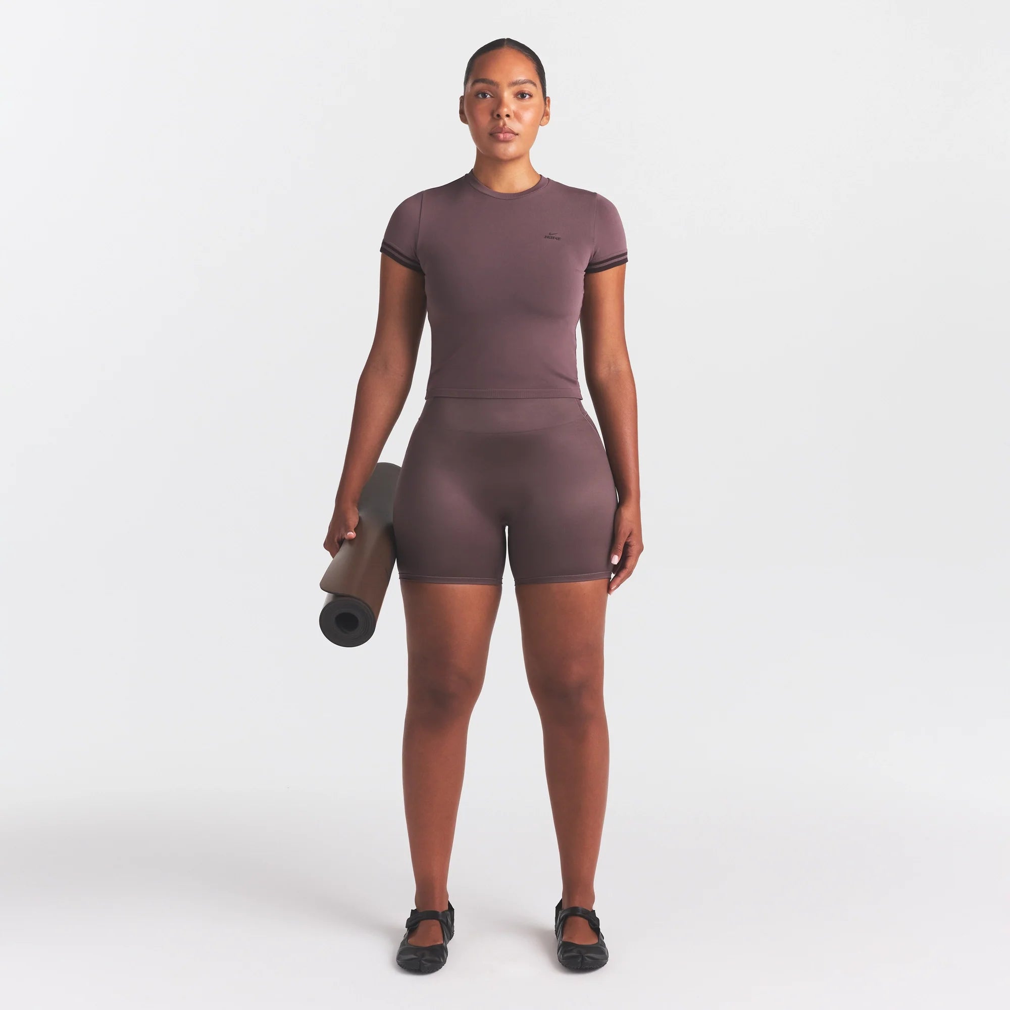 NikeSKIMS SATIN SHINE BONDED WAIST 5" BIKER SHORT | RESIN ON A MODEL FRONT VIEW
