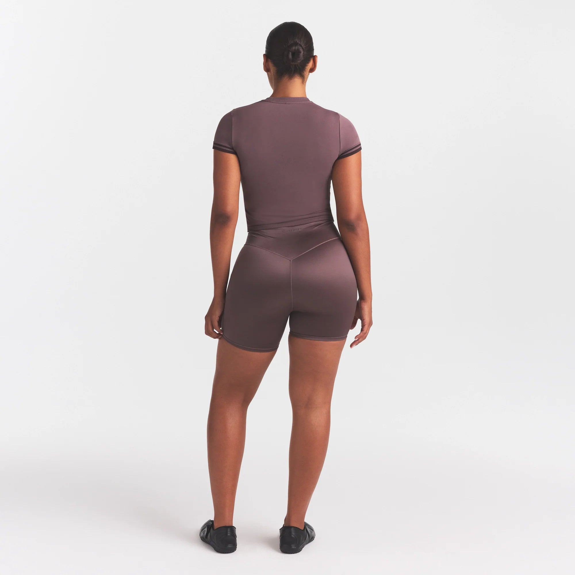 NikeSKIMS SATIN SHINE BONDED WAIST 5" BIKER SHORT | RESIN ON A MODEL FRONT VIEW