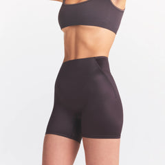 NikeSKIMS SATIN SHINE BONDED WAIST 5" BIKER SHORT | PHOENIX ON A MODEL SIDE VIEW