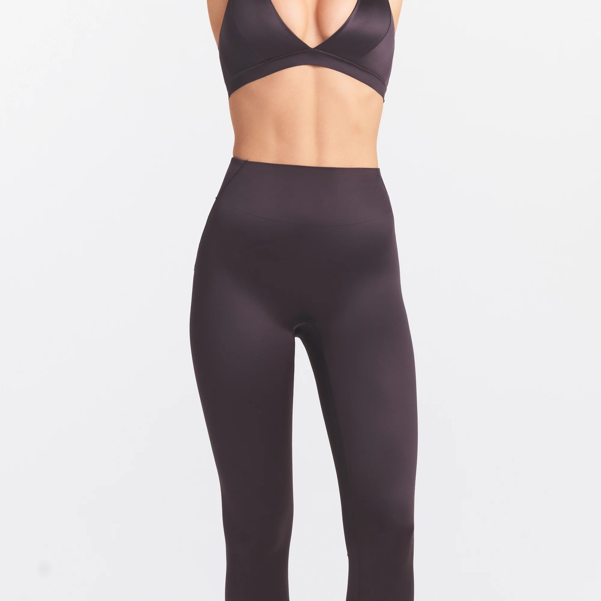 NikeSKIMS SATIN SHINE BONDED WAIST LEGGING 26" | PHOENIX ON A MODEL SIDE VIEW