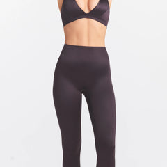 NikeSKIMS SATIN SHINE BONDED WAIST LEGGING 26" | PHOENIX ON A MODEL SIDE VIEW
