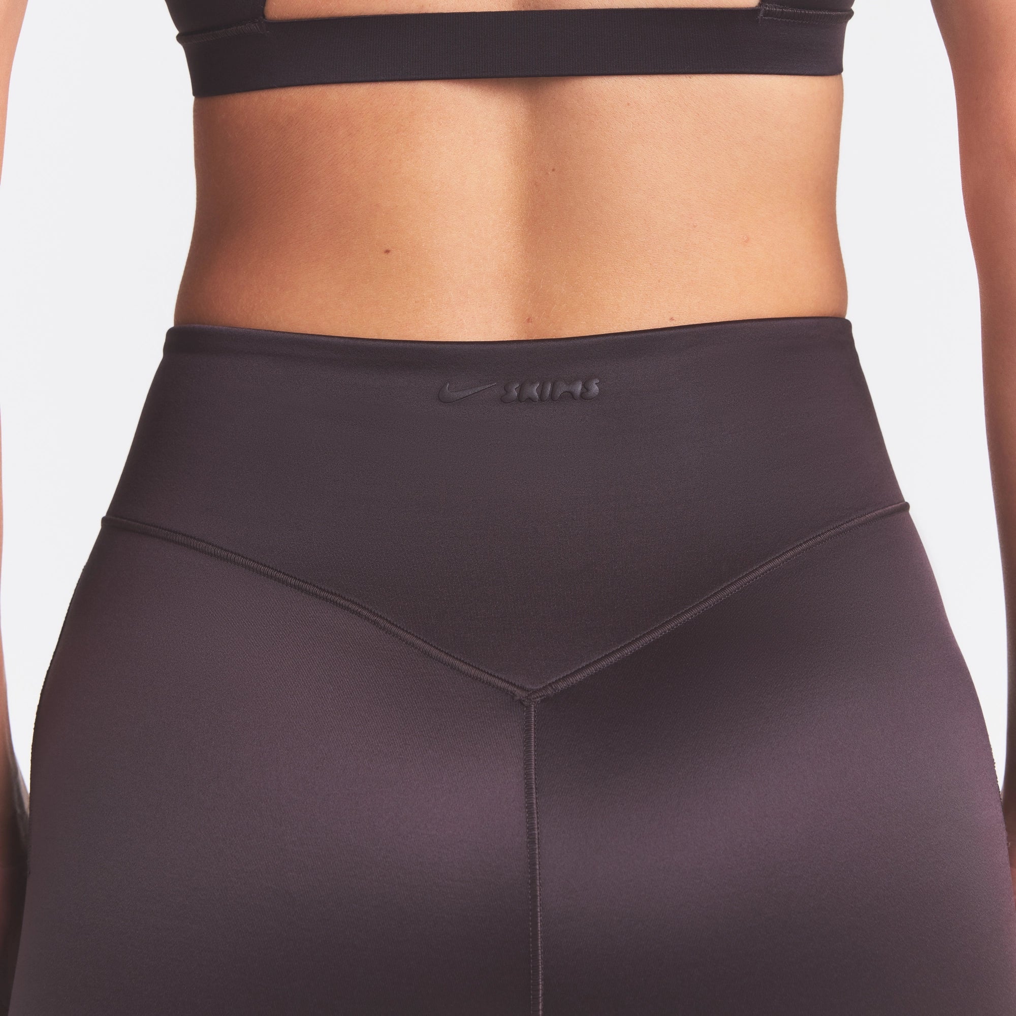 NikeSKIMS SATIN SHINE BONDED WAIST LEGGING 26" | PHOENIX ON A MODEL SIDE VIEW