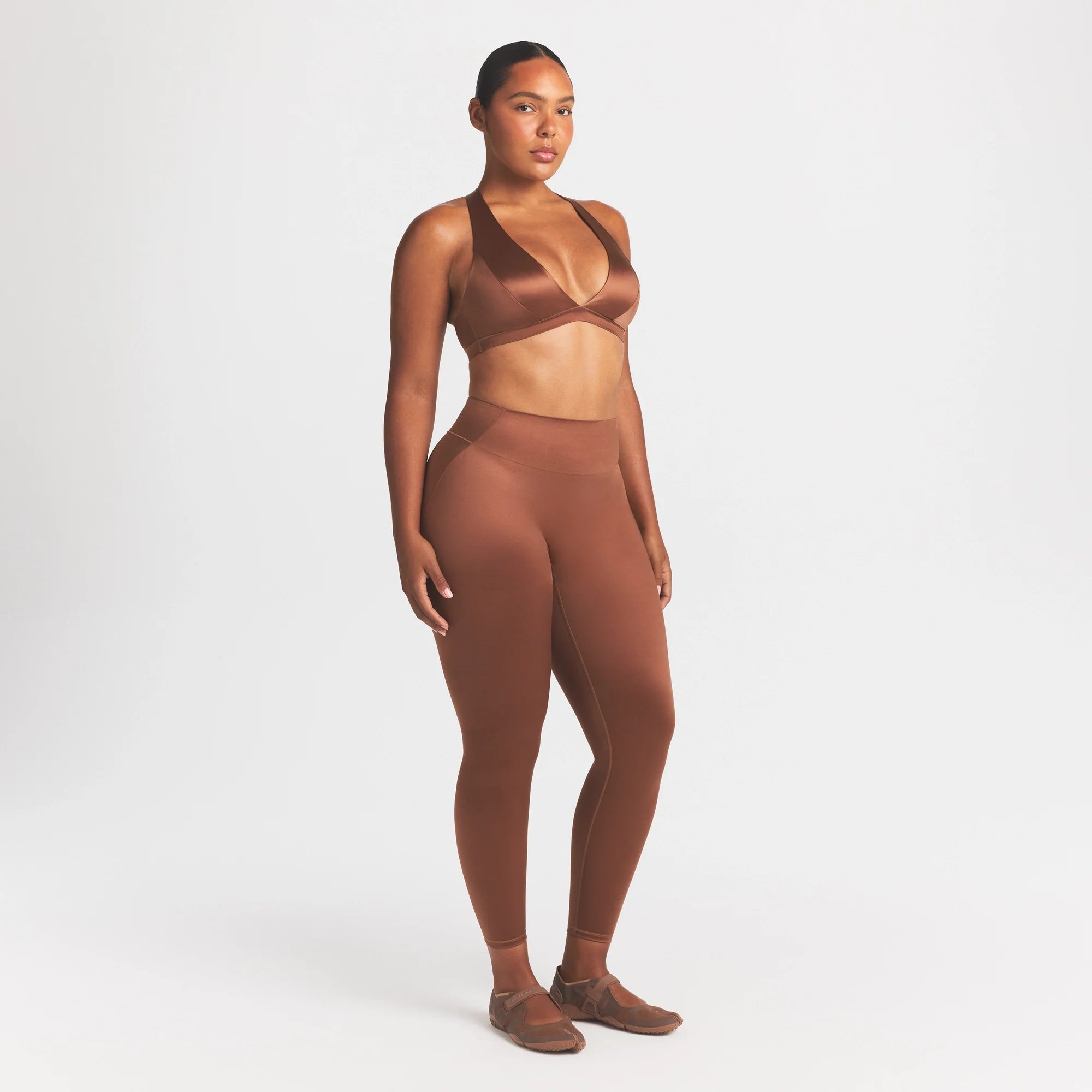NikeSKIMS SATIN SHINE BONDED WAIST 26" LEGGING | CAROB BROWN ON A MODEL FRONT VIEW @ | FOCUS: 0.0, 1.0, 0.9