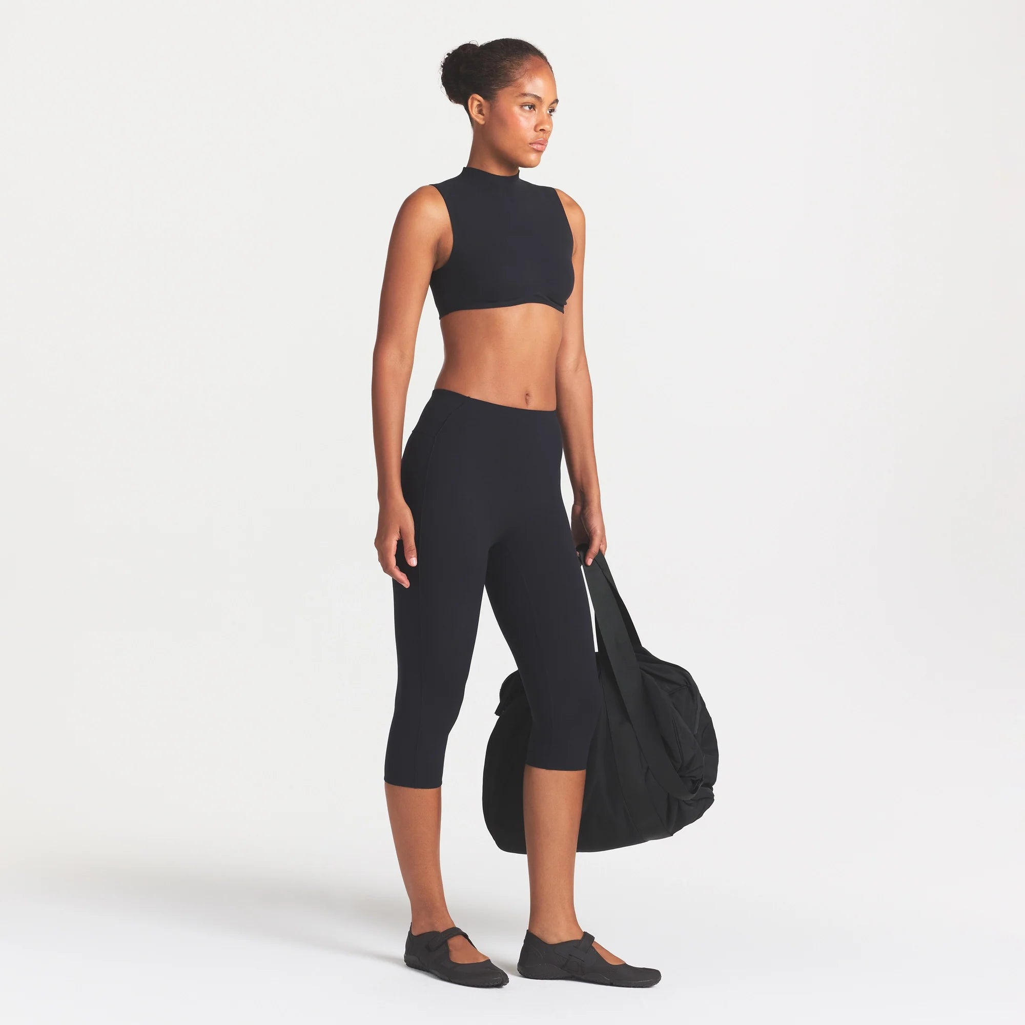NikeSKIMS STUDIO STRETCH 17" CAPRI LEGGING | OBSIDIAN ON A MODEL FRONT VIEW @ | FOCUS: 0.0, 1.0, 0.9