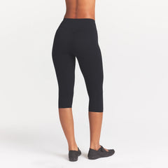 NikeSKIMS STUDIO STRETCH 17" CAPRI LEGGING | OBSIDIAN ON A MODEL SIDE VIEW @ | FOCUS: 0.0, 1.0, 0.9