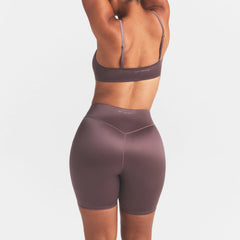 NikeSKIMS SATIN SHINE BONDED WAIST 7" BIKER SHORT | RESIN ON A MODEL SIDE VIEW
