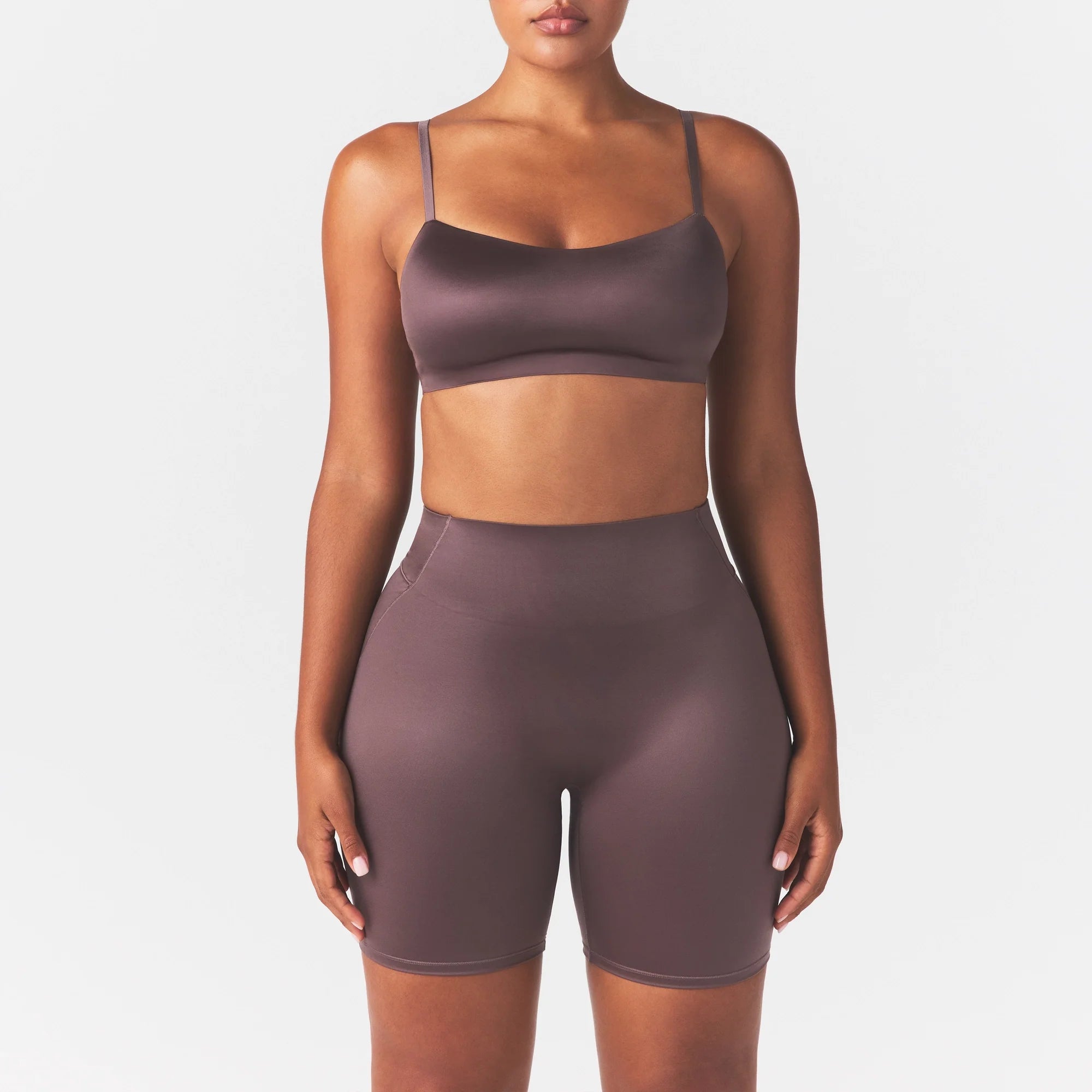 NikeSKIMS SATIN SHINE BONDED WAIST 7" BIKER SHORT | RESIN ON A MODEL SIDE VIEW