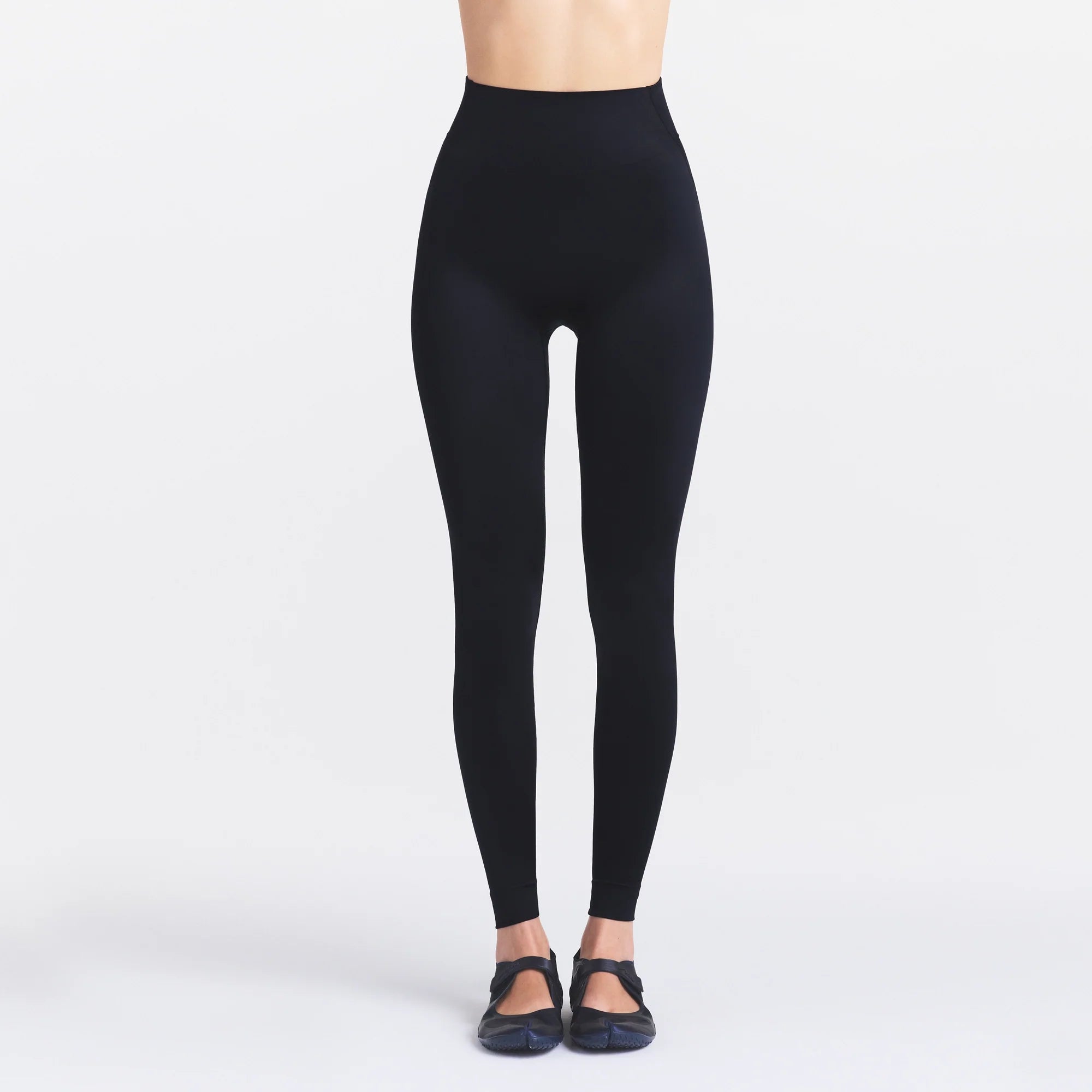 NikeSKIMS SATIN SHINE BONDED WAIST 29" LEGGING | OBSIDIAN ON A MODEL SIDE VIEW