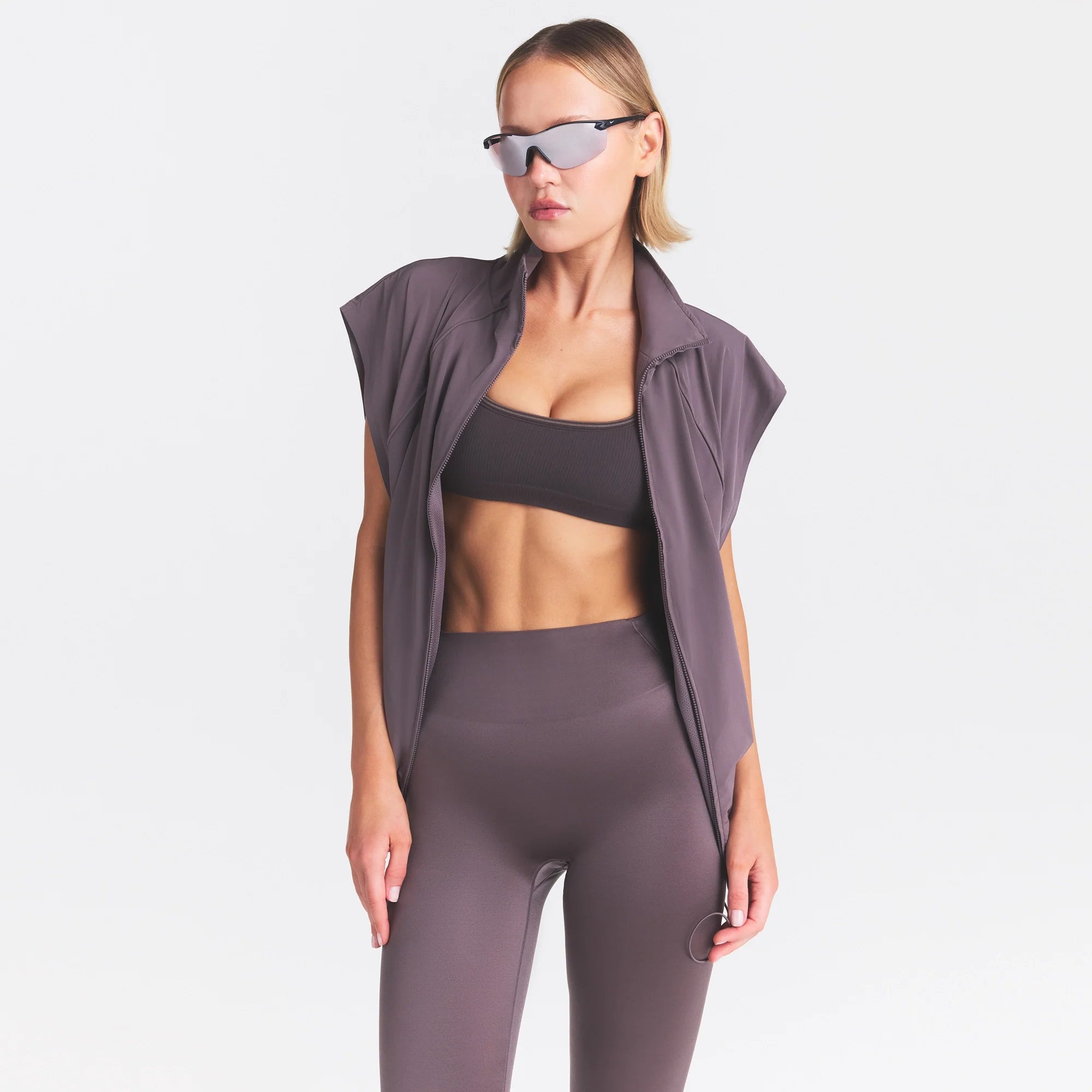 NikeSKIMS SATIN SHINE BONDED WAIST 29" LEGGING | RESIN ON A MODEL SIDE VIEW
