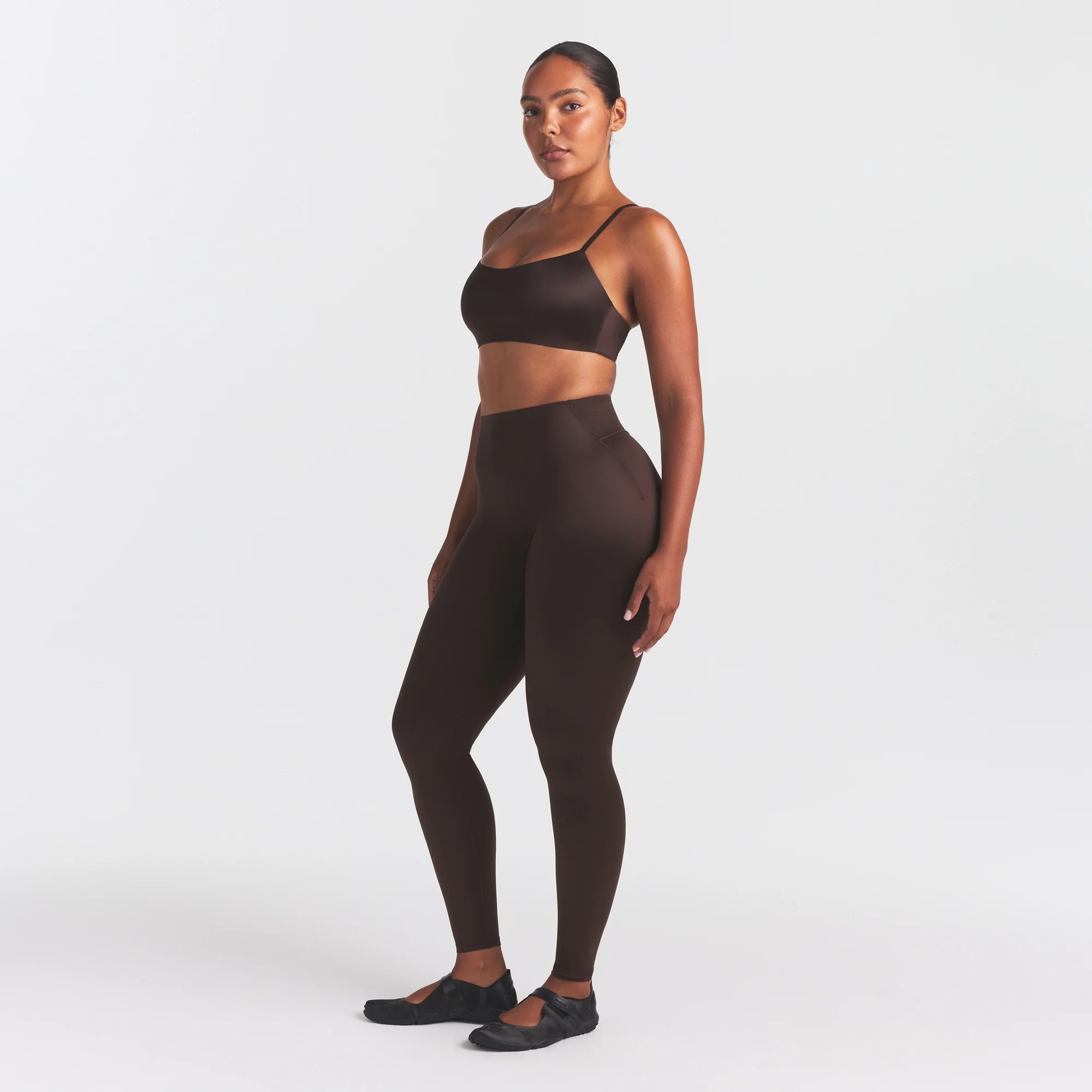 NikeSKIMS SATIN SHINE BONDED WAIST LEGGING 29" | PHOENIX ON A MODEL FRONT VIEW