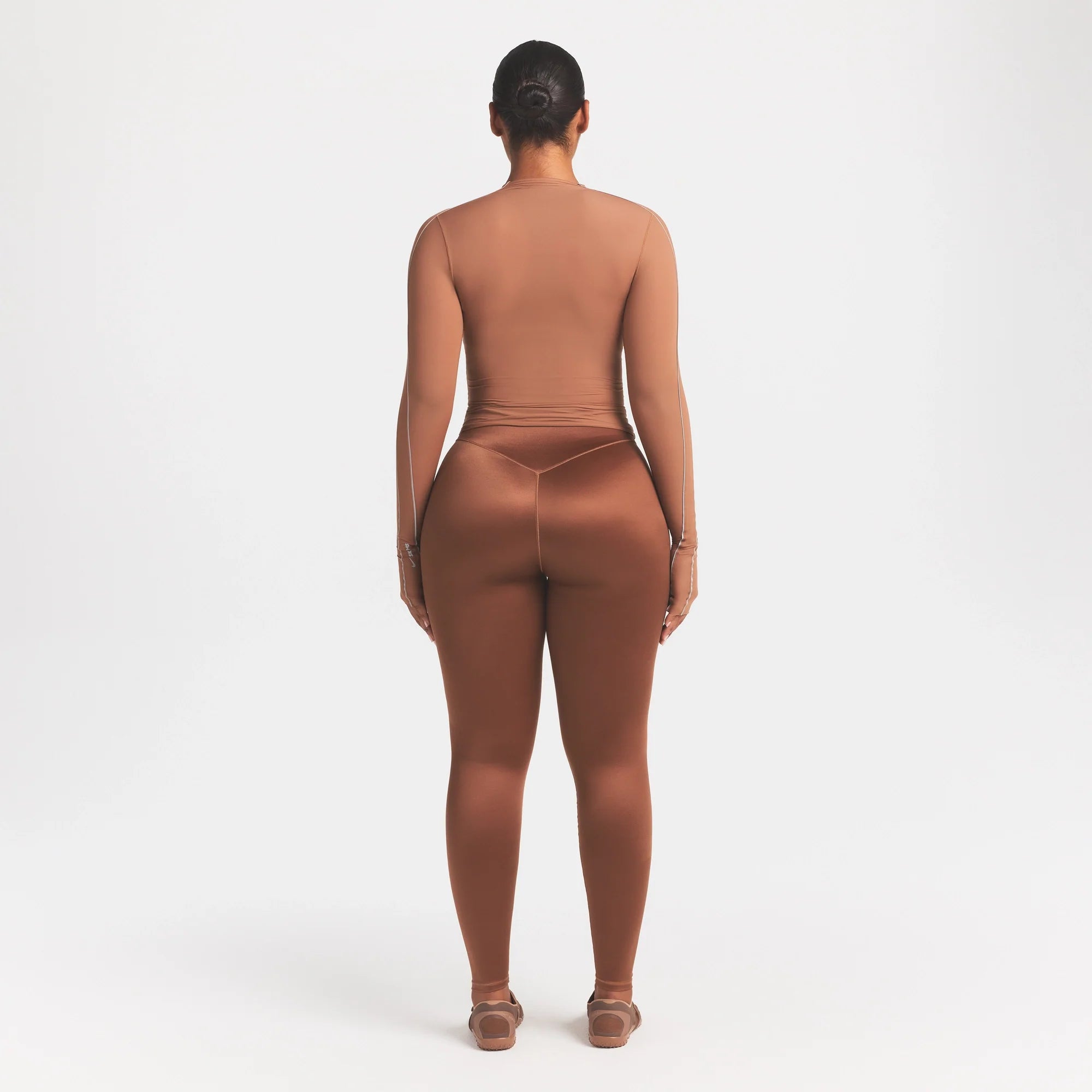 NikeSKIMS SATIN SHINE BONDED WAIST 29" LEGGING | CAROB BROWN ON A MODEL FRONT VIEW @ | FOCUS: 0.0, 1.0, 0.9