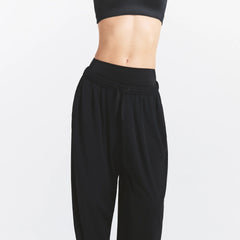 NikeSKIMS STRETCH KNIT BALLOON PANT | OBSIDIAN ON A MODEL SIDE VIEW| FOCUS: 0.0, 1.0, 0.9 @ | FOCUS: 0.0, 1.0, 0.9