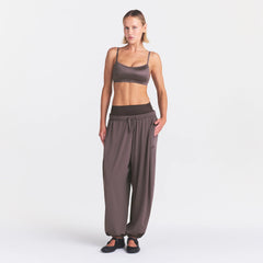 NikeSKIMS STRETCH KNIT BALLOON PANT | RESIN ON A MODEL FRONT VIEW| FOCUS: 0.0, 1.0, 0.9 @ | FOCUS: 0.0, 1.0, 0.9
