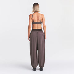 NikeSKIMS STRETCH KNIT BALLOON PANT | RESIN ON A MODEL FRONT VIEW| FOCUS: 0.0, 1.0, 0.9 @ | FOCUS: 0.0, 1.0, 0.9
