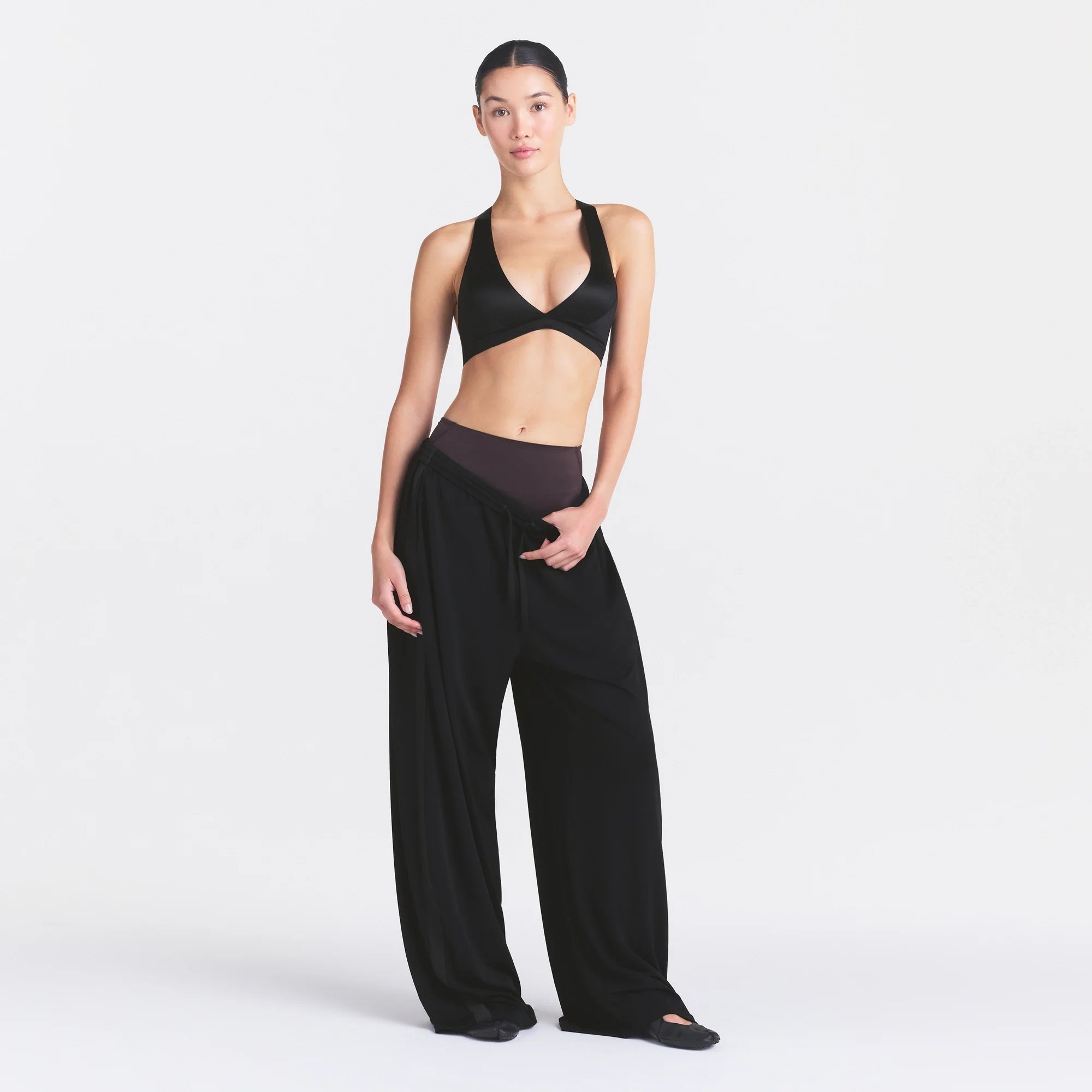 NikeSKIMS STRETCH KNIT WIDE LEG PANT | OBSIDIAN ON A MODEL FRONT VIEW @ | FOCUS: 0.0, 1.0, 0.9