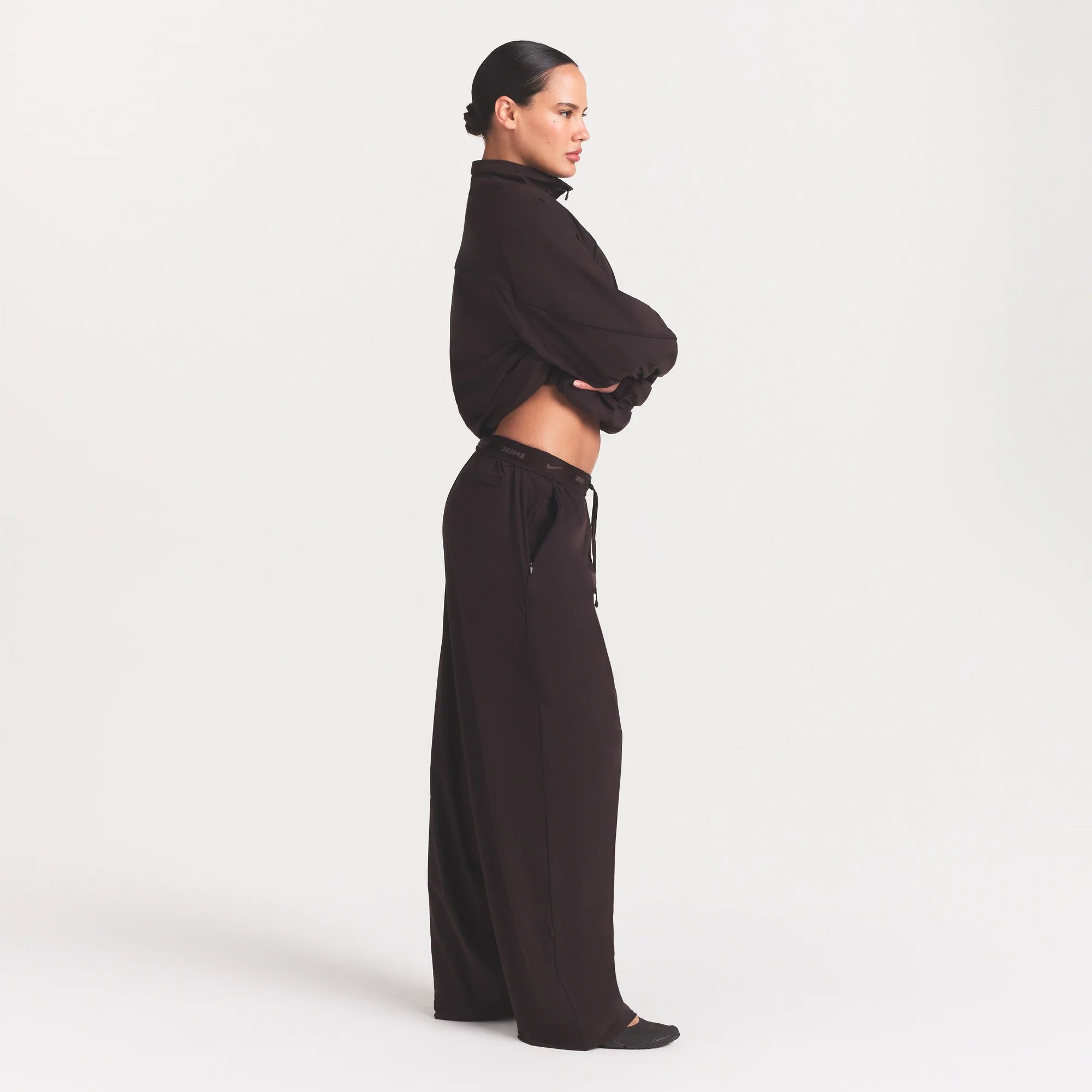 NikeSKIMS STRETCH NYLON OVERSIZED PANT | DARK ROAST ON A MODEL FRONT VIEW @ | FOCUS: 0.0, 1.0, 0.9