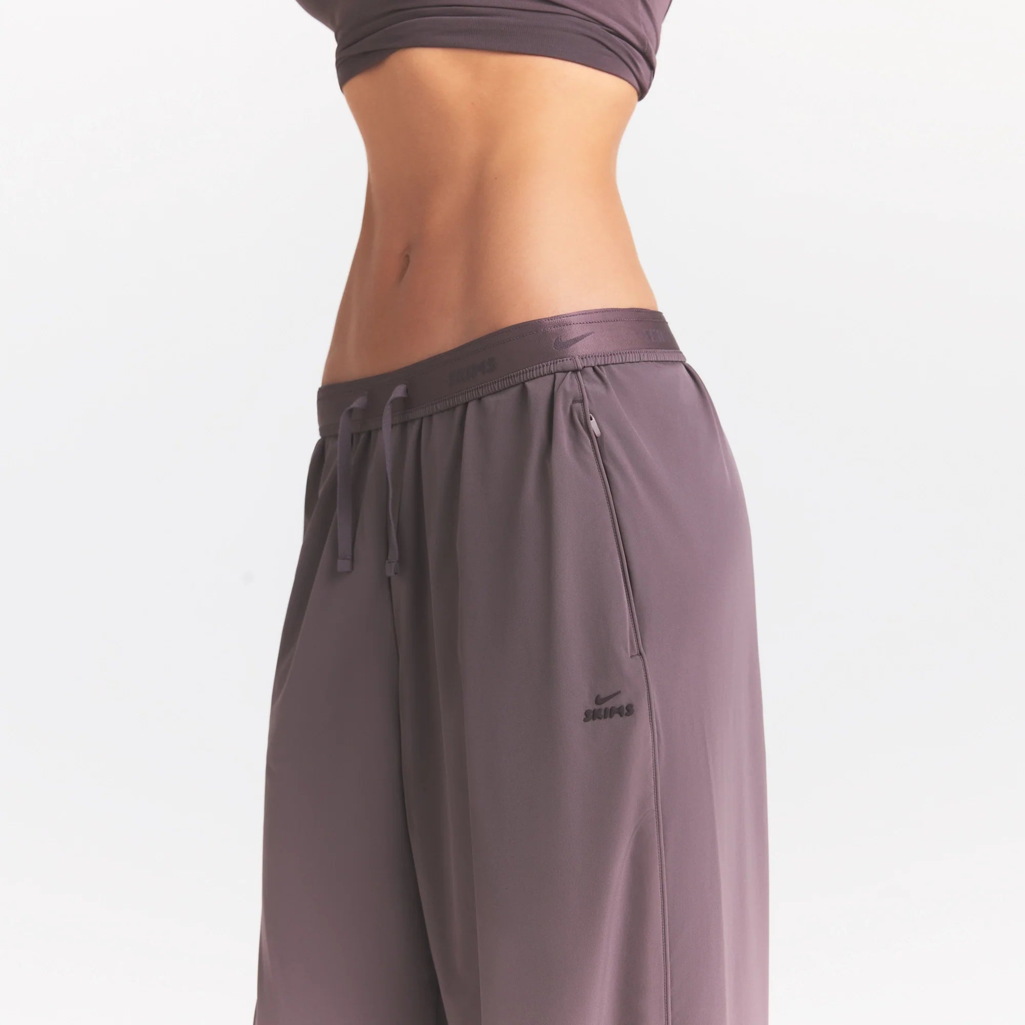NikeSKIMS STRETCH NYLON OVERSIZED PANT | RESIN ON A MODEL SIDE VIEW @ | FOCUS: 0.0, 1.0, 0.9