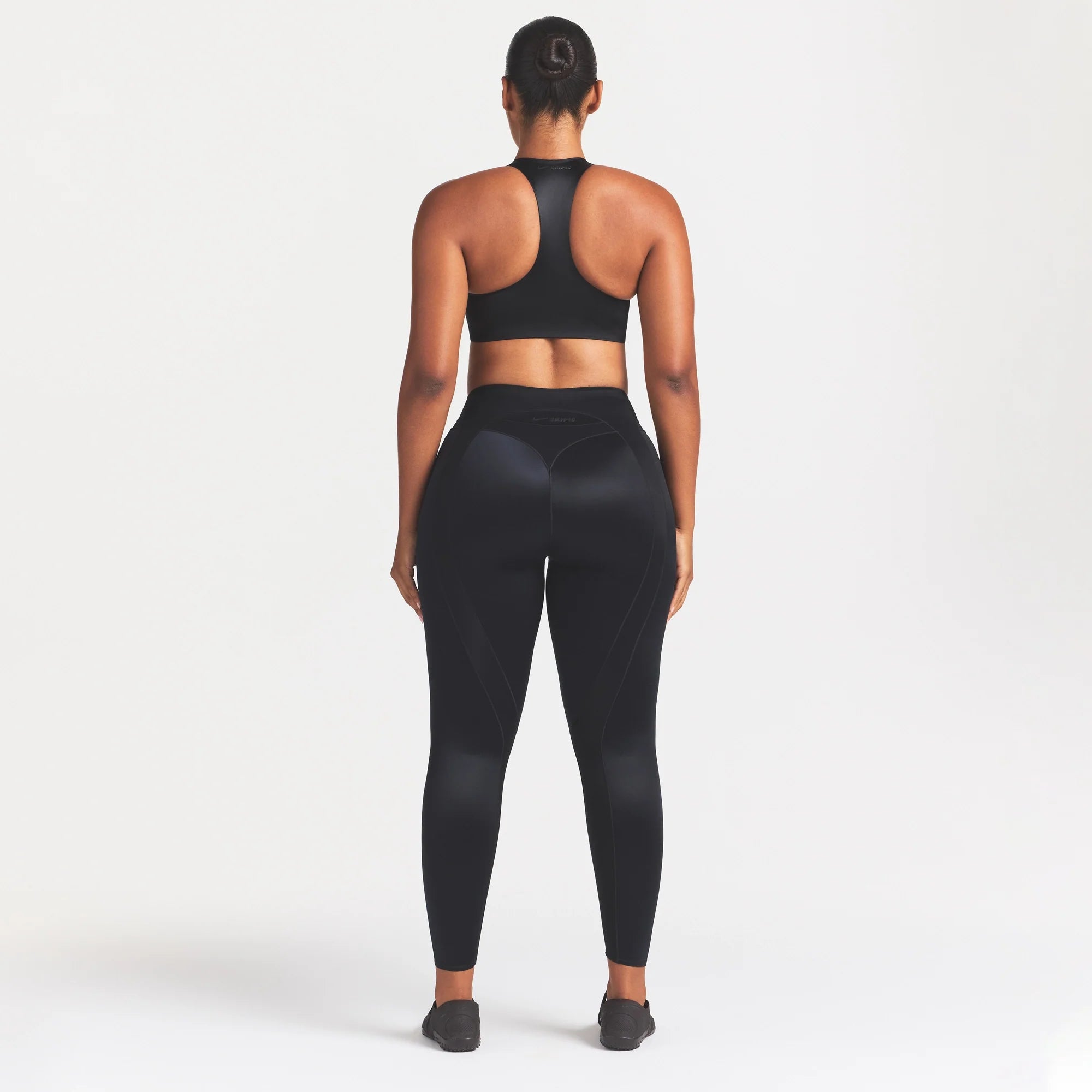 NikeSKIMS SATIN SHINE PANELED 26” LEGGING | OBSIDIAN ON A MODEL FRONT VIEW @ | FOCUS: 0.0, 1.0, 0.9