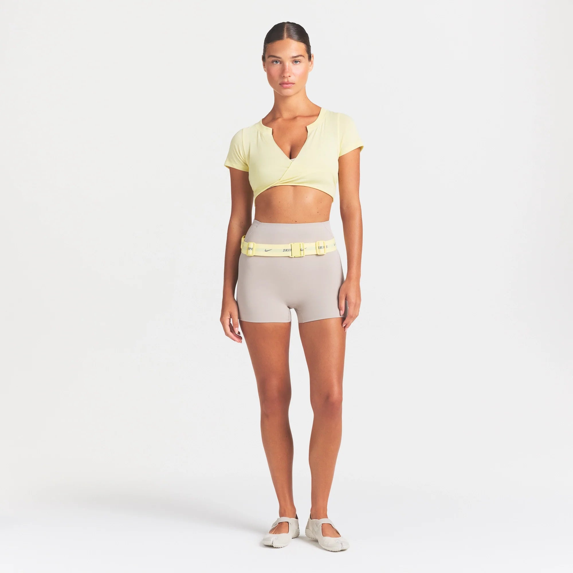 NikeSKIMS STUDIO STRETCH 3" SHORT | LINEN ON A MODEL FRONT VIEW @ | FOCUS: 0.0, 1.0, 0.9