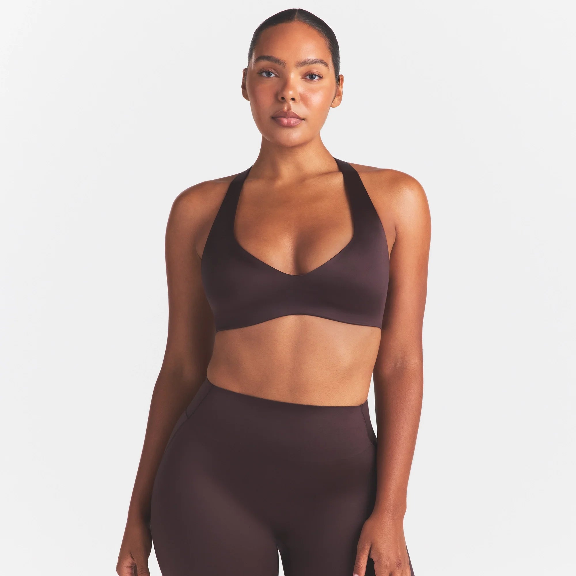 NikeSKIMS SATIN SHINE PLUNGE T-BACK BRA | PHOENIX ON A MODEL SIDE VIEW @ | FOCUS: 0.0, 1.0, 0.9