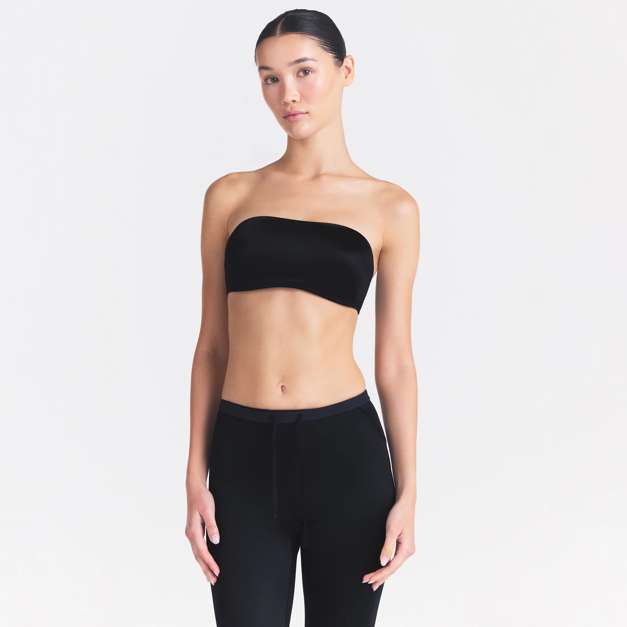 NikeSKIMS SATIN SHINE BANDEAU BRA | OBSIDIAN ON A MODEL SIDE VIEW @ | FOCUS: 0.0, 1.0, 0.9
