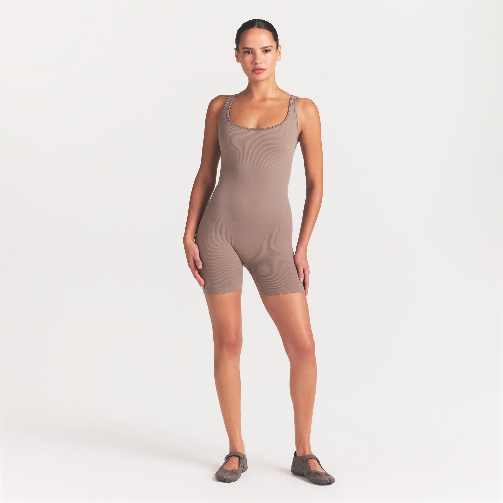 NikeSKIMS RIBBED SEAMLESS SCOOP 5" ONE PIECE | DRIFTWOOD ON A MODEL FRONT VIEW @ | FOCUS: 0.0, 1.0, 0.9
