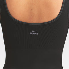 NikeSKIMS RIBBED SEAMLESS SCOOP 5" ONE PIECE  | OBSIDIAN ON A MODEL SIDE VIEW