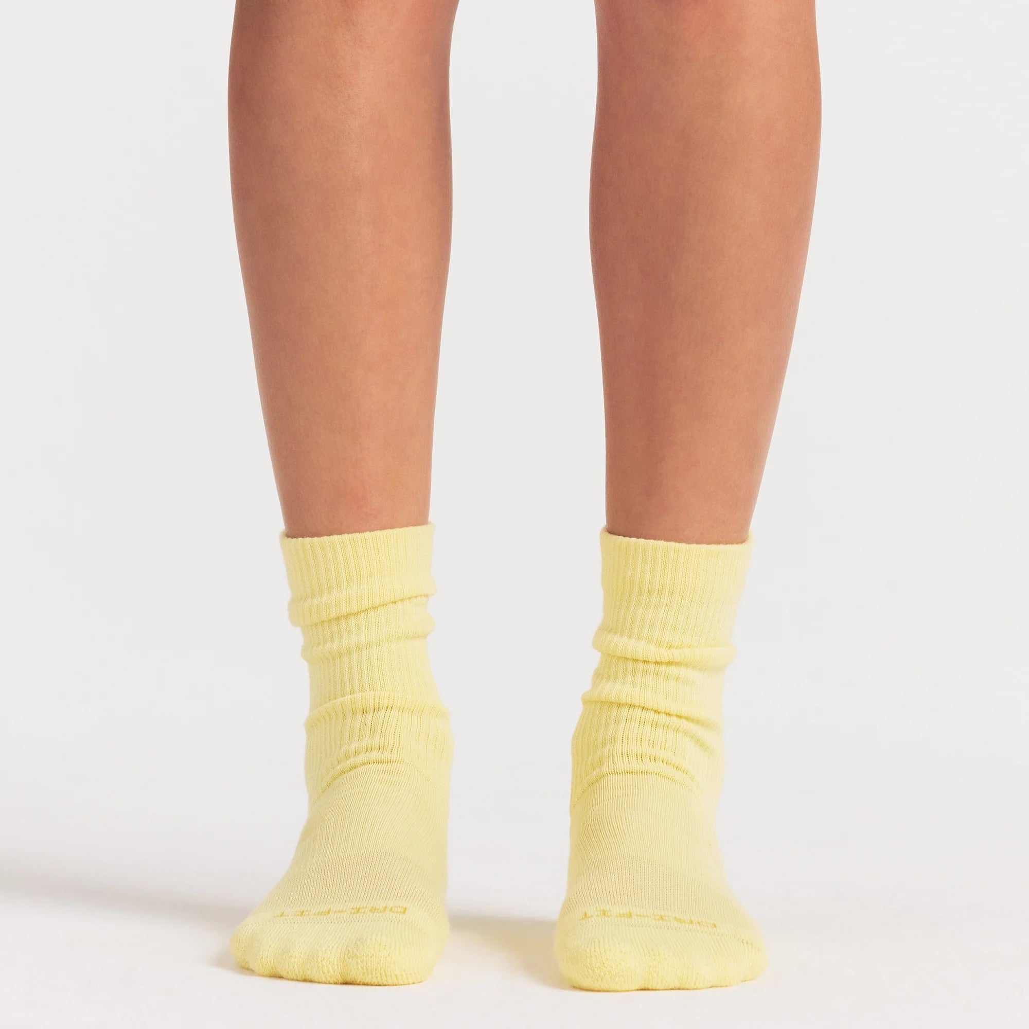 NikeSKIMS ACCESSORIES DRI-FIT™ CREW SOCK 3-PACK | DRIFTWOOD/TALC/BICYCLE YELLOW ON A MODEL SIDE VIEW @ | FOCUS: 0.0, 1.0, 0.9