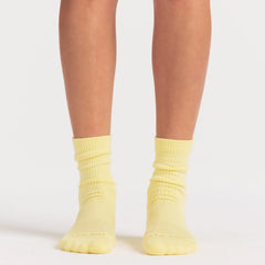 NikeSKIMS ACCESSORIES DRI-FIT™ CREW SOCK 3-PACK | DRIFTWOOD/TALC/BICYCLE YELLOW ON A MODEL SIDE VIEW @ | FOCUS: 0.0, 1.0, 0.9