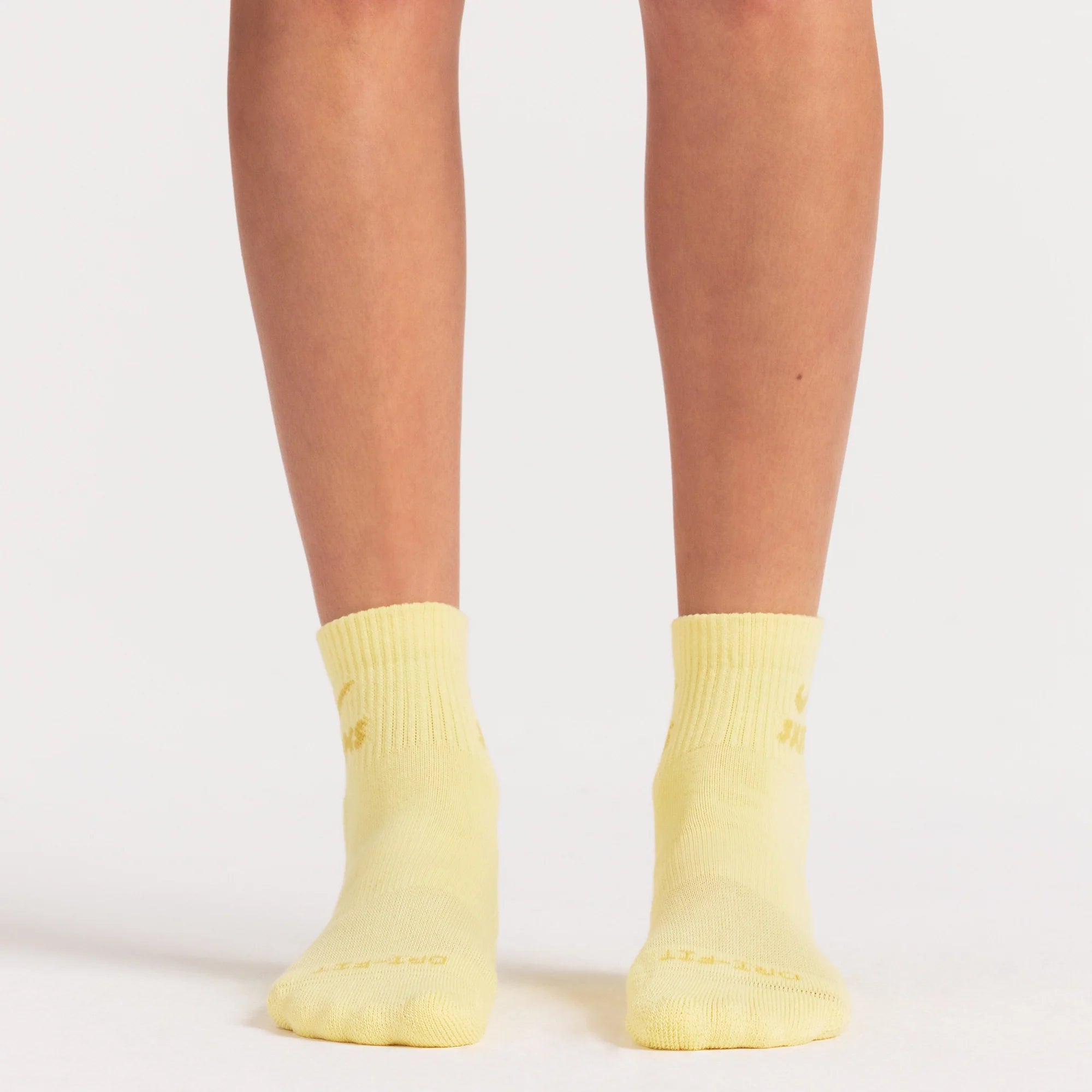 NikeSKIMS ACCESSORIES DRI-FIT™ QUARTER CREW SOCK 3-PACK | DRIFTWOOD/TALC/BICYCLE YELLOW ON A MODEL SIDE VIEW @ | FOCUS: 0.0, 1.0, 0.9