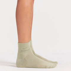 NikeSKIMS ACCESSORIES DRI-FIT™ QUARTER CREW SOCK 3-PACK | DRIFTWOOD/TALC/BICYCLE YELLOW ON A MODEL SIDE VIEW @ | FOCUS: 0.0, 1.0, 0.9