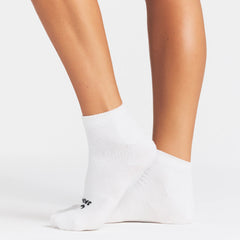 NikeSKIMS ACCESSORIES DRI-FIT™ ANKLE SOCK 3-PACK | SNOW ON A MODEL SIDE VIEW @ | FOCUS: 0.0, 1.0, 0.9