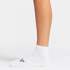 NikeSKIMS ACCESSORIES DRI-FIT™ ANKLE SOCK 3-PACK | SNOW ON A MODEL SIDE VIEW @ | FOCUS: 0.0, 1.0, 0.9