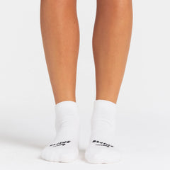 NikeSKIMS ACCESSORIES DRI-FIT™ ANKLE SOCK 3-PACK | SNOW(OBSIDIAN)/HEATHER GREY(SNOW)/OBSIDIAN(DARK SEPIA) ON A MODEL SIDE VIEW @ | FOCUS: 0.0, 1.0, 0.9