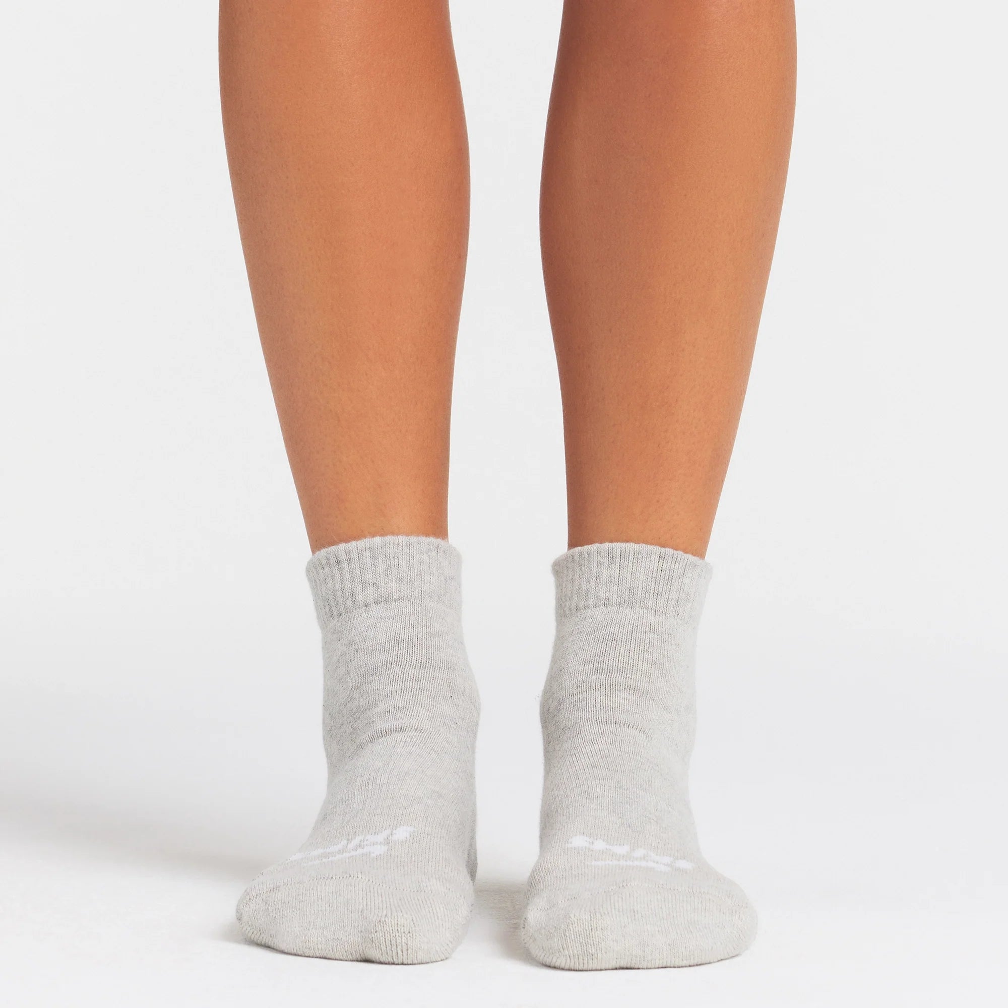 NikeSKIMS ACCESSORIES DRI-FIT™ ANKLE SOCK 3-PACK | SNOW(OBSIDIAN)/HEATHER GREY(SNOW)/OBSIDIAN(DARK SEPIA) ON A MODEL SIDE VIEW @ | FOCUS: 0.0, 1.0, 0.9