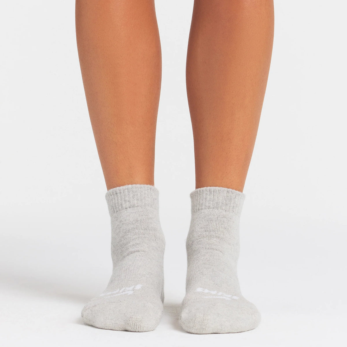 NikeSKIMS ACCESSORIES DRI-FIT™ ANKLE SOCK 3-PACK | SNOW(OBSIDIAN)/HEATHER GREY(SNOW)/OBSIDIAN(DARK SEPIA) ON A MODEL SIDE VIEW @ | FOCUS: 0.0, 1.0, 0.9