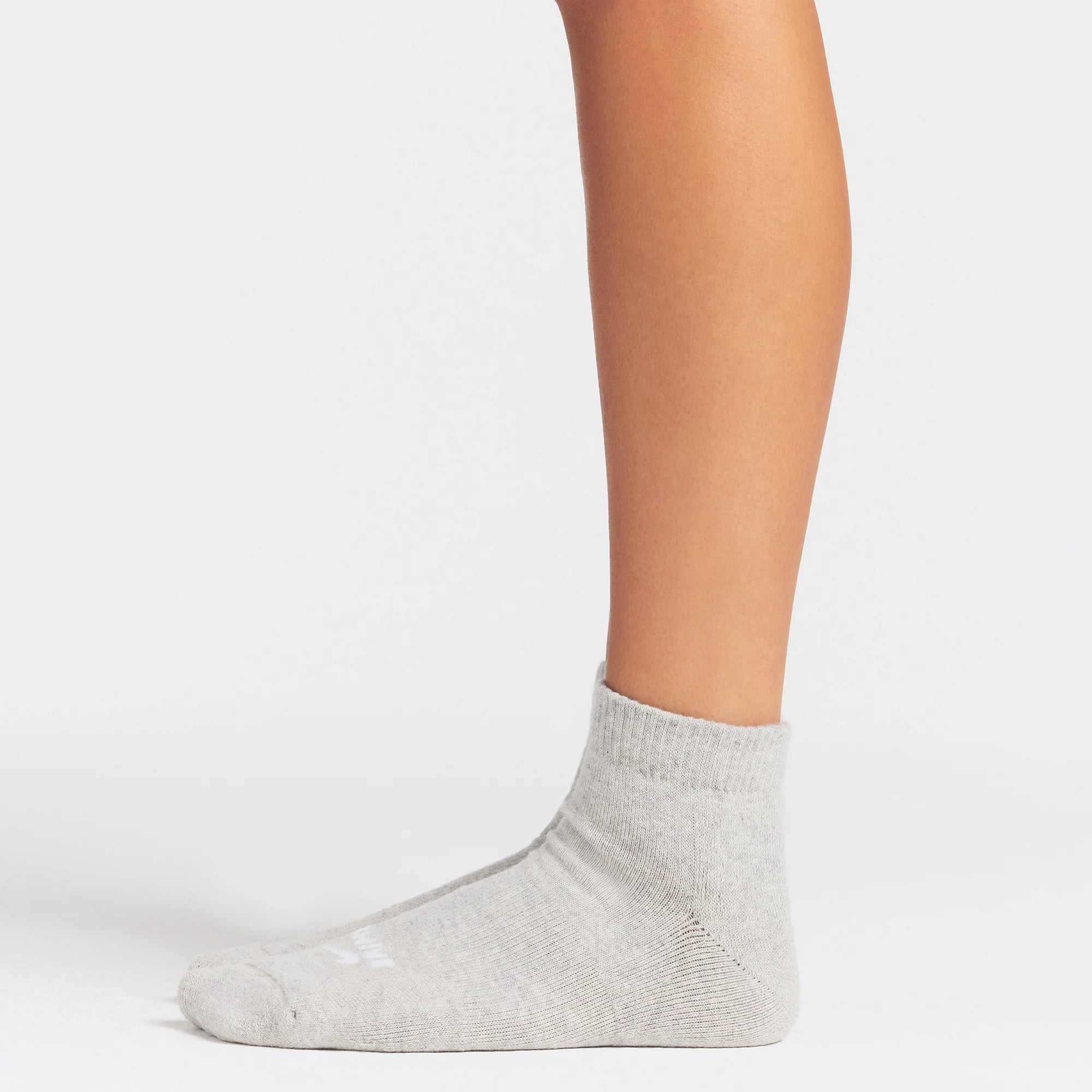 NikeSKIMS ACCESSORIES DRI-FIT™ ANKLE SOCK 3-PACK | SNOW(OBSIDIAN)/HEATHER GREY(SNOW)/OBSIDIAN(DARK SEPIA) ON A MODEL SIDE VIEW @ | FOCUS: 0.0, 1.0, 0.9